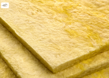 Steinwolle oder Glaswolle sehen sich sehr ähnlich, sodass die Mineralwolle, die auf dem Bild zu erkennen ist, kaum identifizierbar ist.